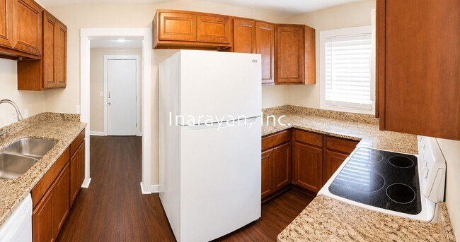 Building Photo - Cute 2/1 home with Florida room - Available now!