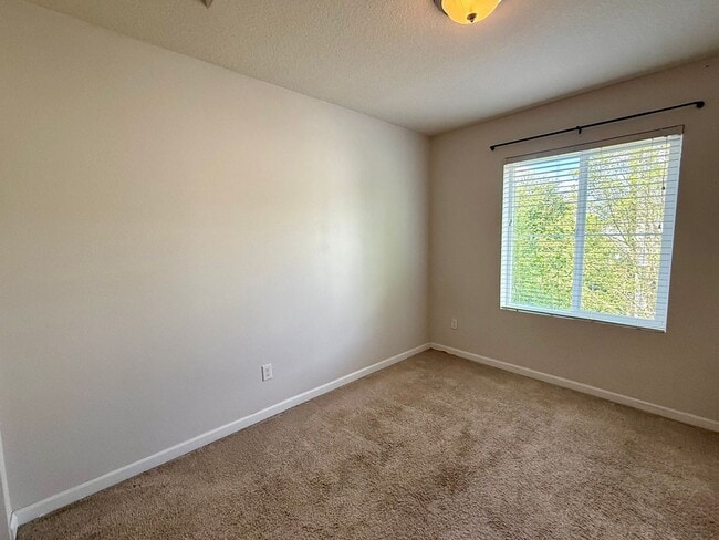 Building Photo - Lovely 3 bedroom/2.5 Bath Townhouse
