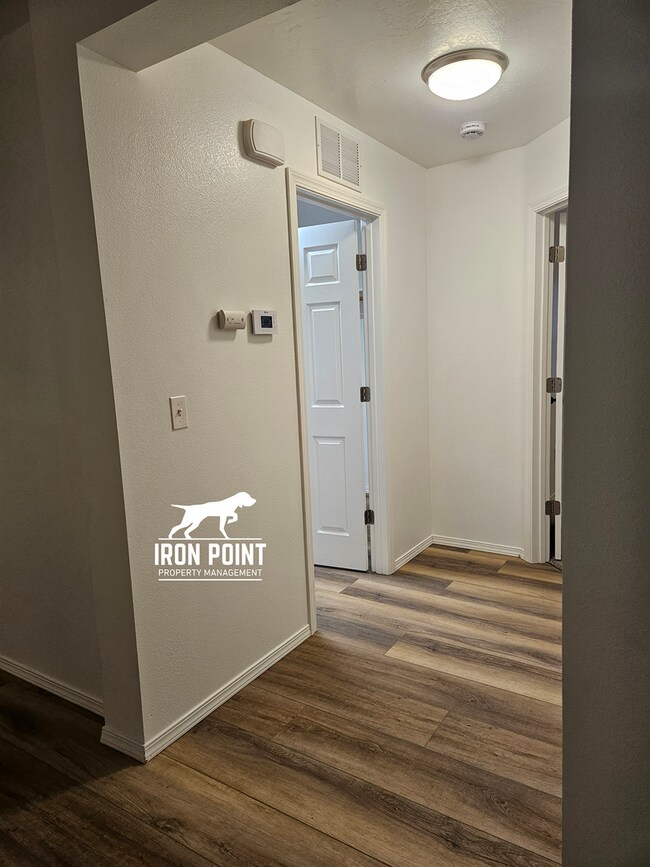 Building Photo - Move-in Ready Home w/new paint & flooring ...