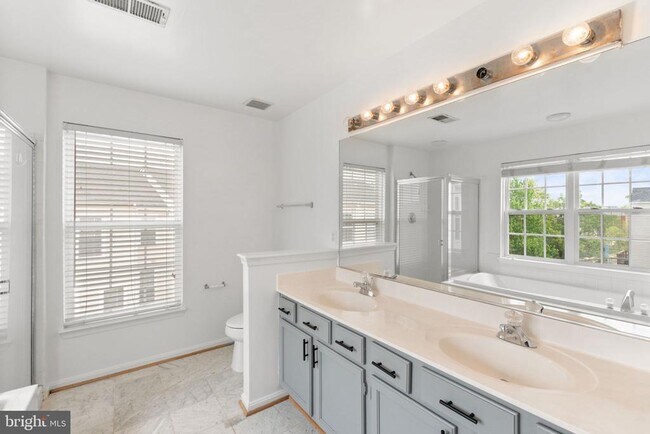 Building Photo - 2372 Woodland Pond Ln