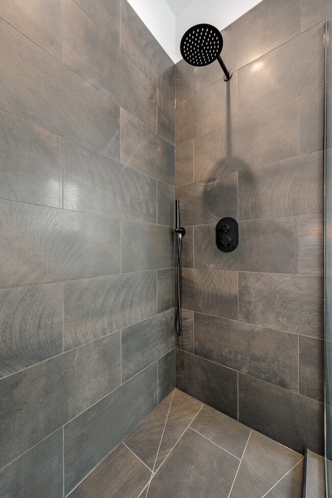 Building Photo - 4426 N Kenneth Ave