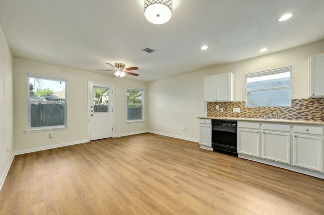 Building Photo - 1531 Parkfiled Cir 78664 | 3 Bed 2.5 Bath $1800
