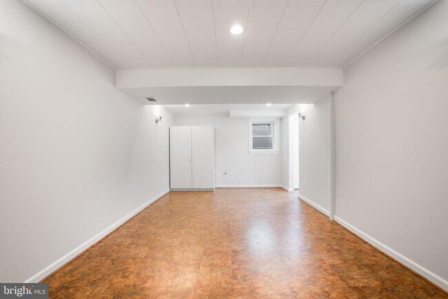 Building Photo - 9010 Lake Braddock Dr