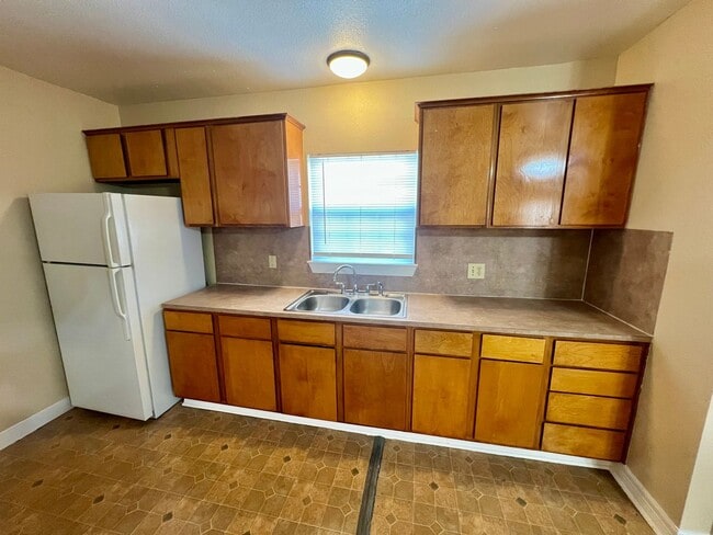 Building Photo - 502 Zennia St