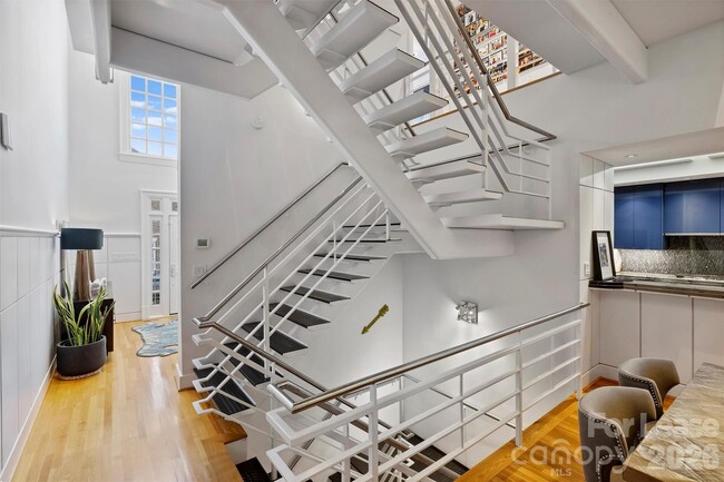 Building Photo - 1124 Dilworth Crescent Row