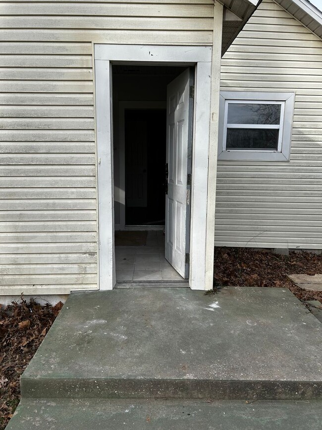 Building Photo - 2 Bedroom 1 Bath home available now for mo...