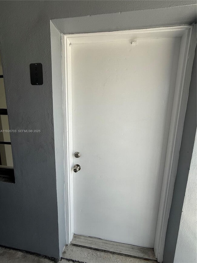 Building Photo - 519 SW 27th Ave