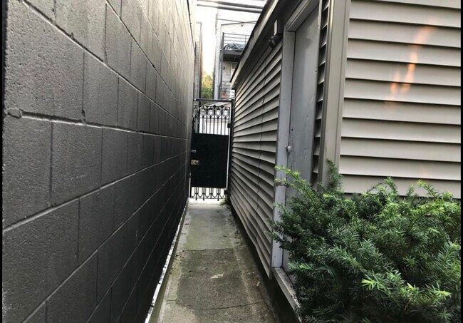 Building Photo - 1014 N Paulina St