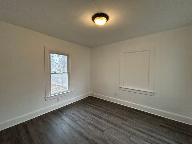 Building Photo - ** Move in Special ** Updated 3-Bedroom, 1-Bathroom Home – $1,100/Month