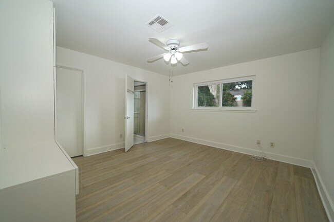 Building Photo - 5471 Loch Lomond Dr