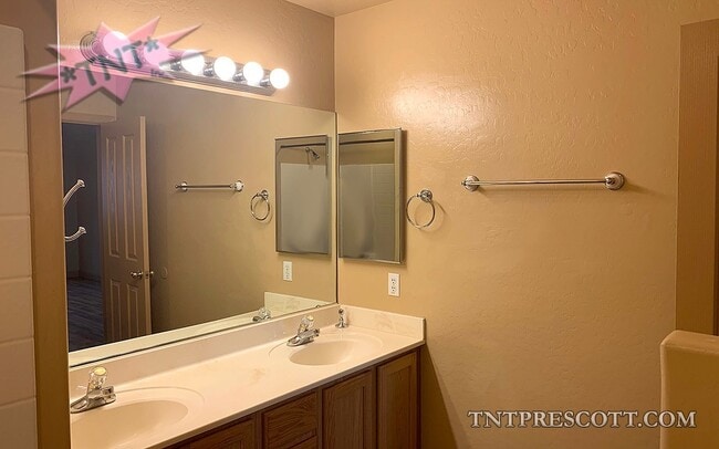 Building Photo - Home in Prescott Valley