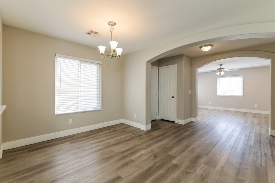Building Photo - 6002 Aripeka St