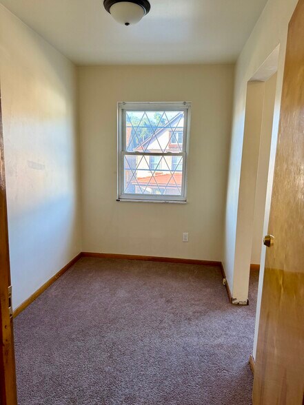 Building Photo - 338 Russellwood Ave