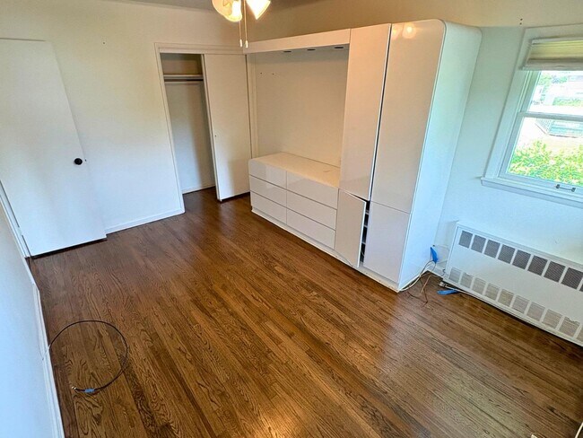 Building Photo - 310 S Oyster Bay Rd