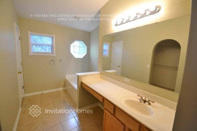 Building Photo - 992 Vanderbilt Dr