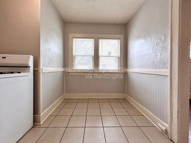 Building Photo - 39 Iona Ave