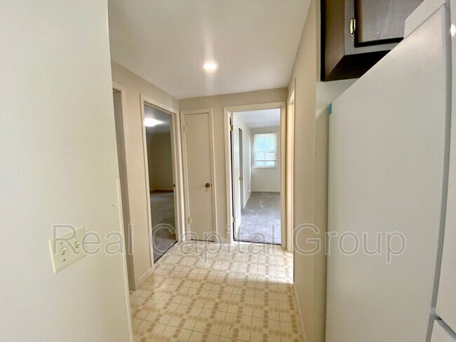 Building Photo - 183 Sunshine Dr
