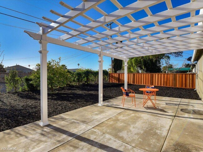 Building Photo - 4836 Serra Ave