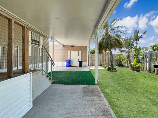Building Photo - Charming Coastal Retreat in Ridgeway | Fenced Yard + Garage | Hobe Sound