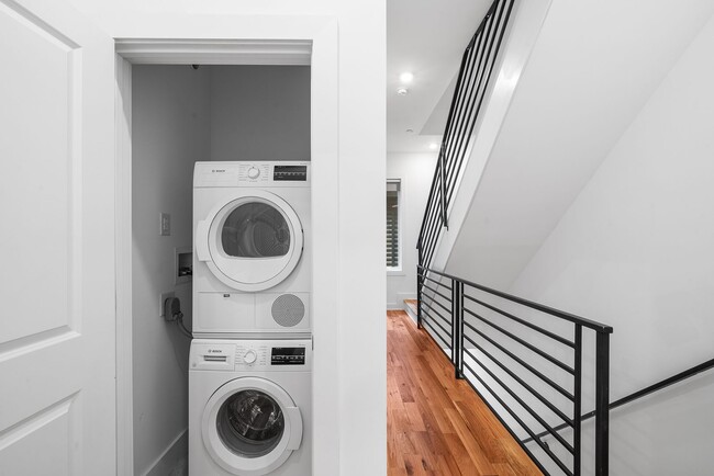 Building Photo - 4 Bed 3.5 Bath Townhomes 2176 sqft