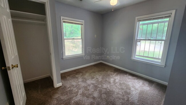 Building Photo - 2284 Alvin Dr NW