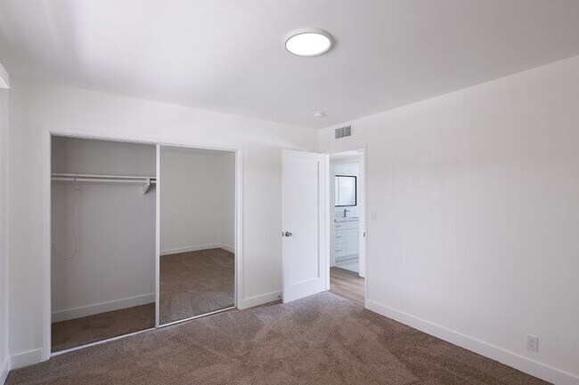 Building Photo - 3155 Montrose Ave