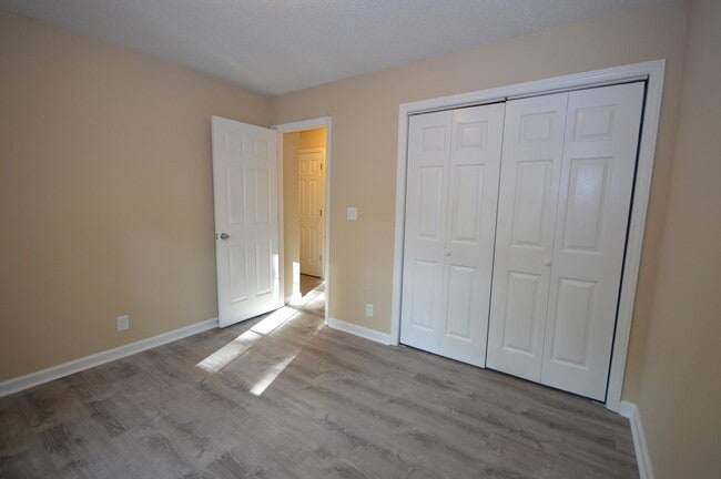 Building Photo - 106 N Bell Haven St