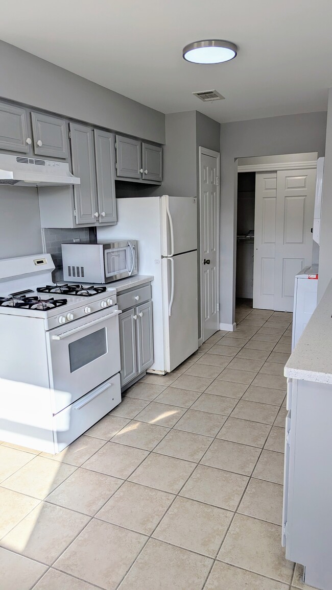 Kitchen - Pic 1 - 508 Sharon Garden Ct