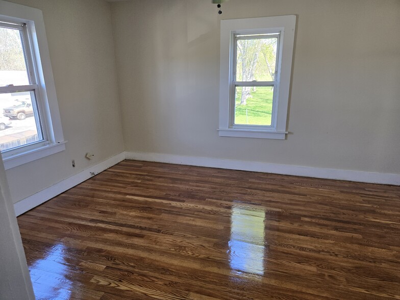 LR - 119 Main St