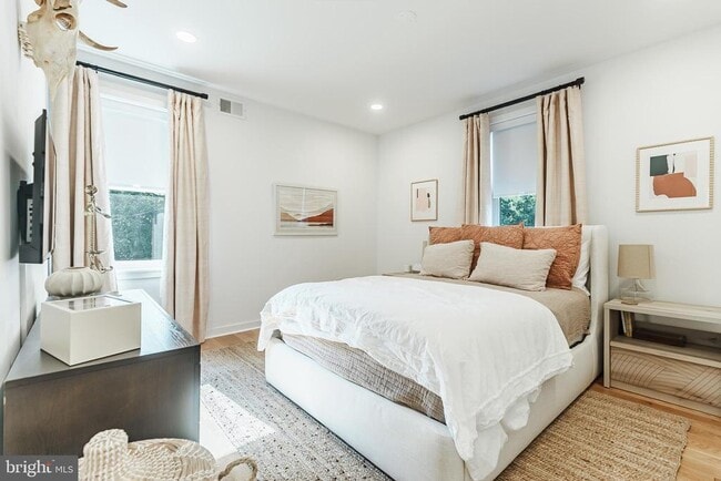 Building Photo - 2058 Poplar St