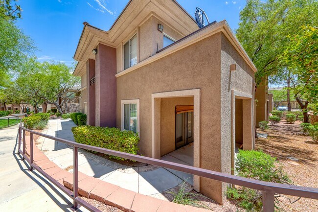 Building Photo - Beautiful Summerlin townhome, 3 bed, 2.5 bath, on 1st floor.