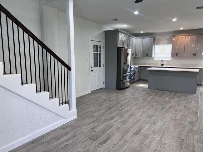 Building Photo - 9210 Martell St