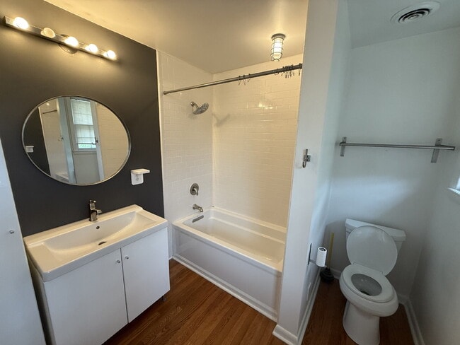 Building Photo - Updated 3 bed 2 bath. Garage and screened porch