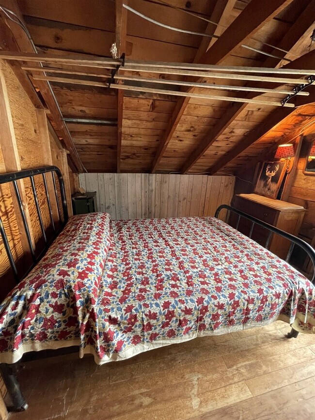 Building Photo - 10 Crescent Shore Dr