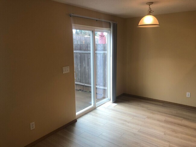 Building Photo - Three Bedroom Duplex in South Salem