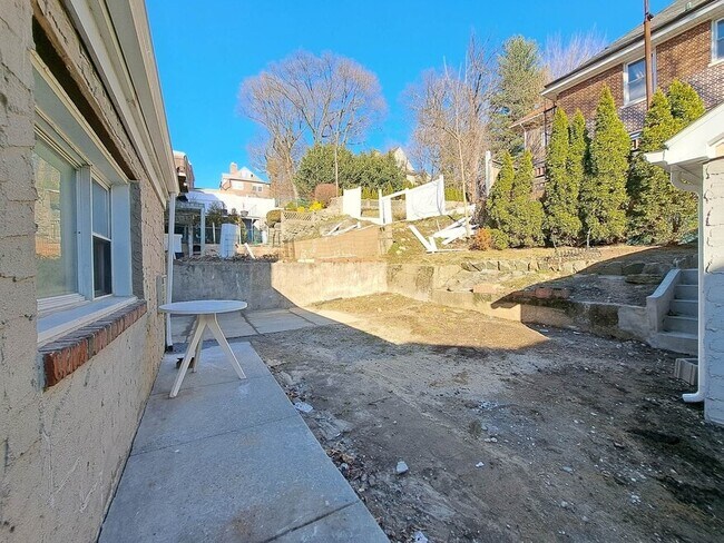 Building Photo - 6304 Liebig Ave