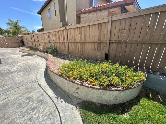 Building Photo - Large 3 bedroom home with loft and large b...