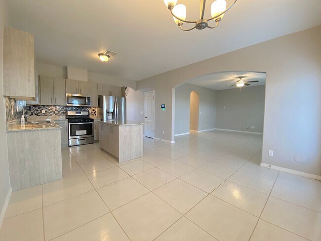Building Photo - Spacious 4 Bedroom Refrig A/C Home
