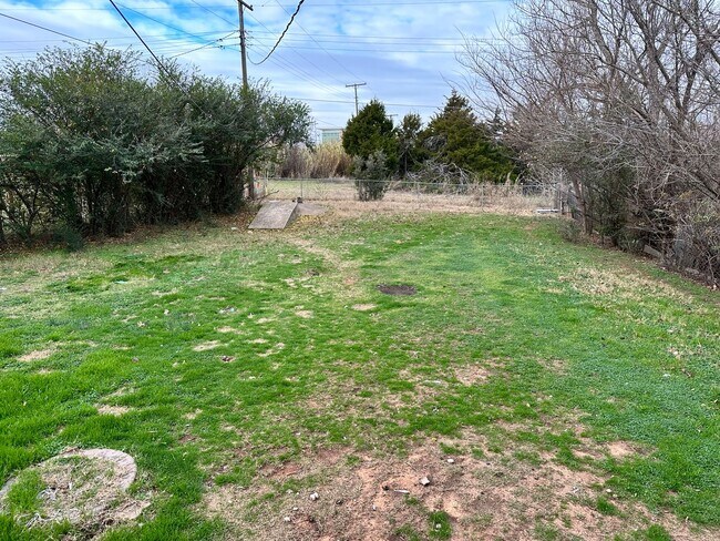 Building Photo - Three Bed NE OKC