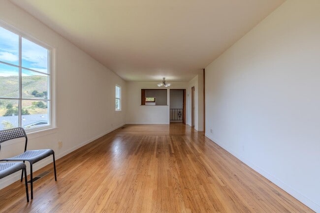 Building Photo - 463 Talbot Ave