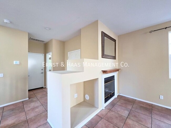 Building Photo - 2931 N Santa Fe Pl