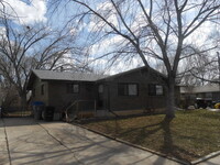 Building Photo - 2 Bedroom/2 Bath Spacious Brick Ranch Styl...