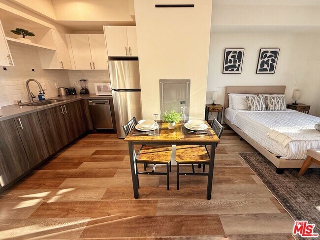 Building Photo - 723 S St Andrews Pl