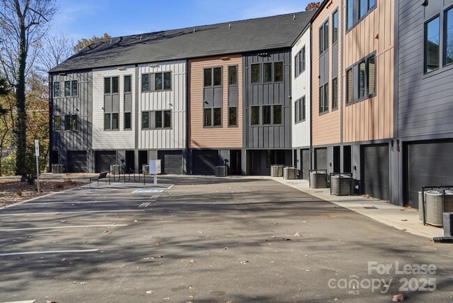 Building Photo - 1310 Carolyn Dr