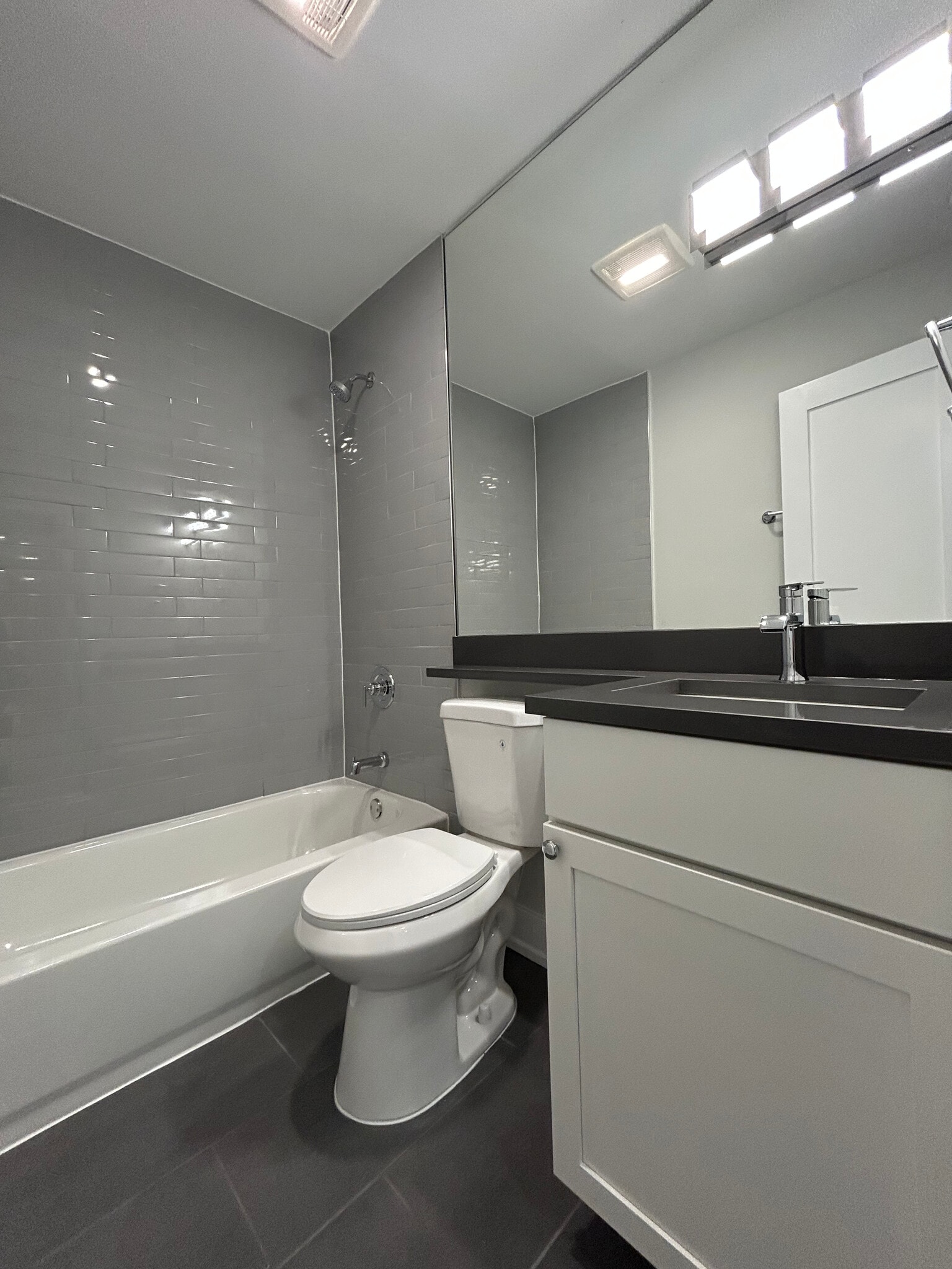 Building Photo - 540 W Aldine Ave