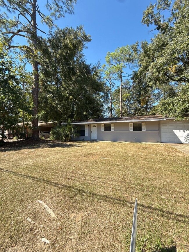 Building Photo - 4 bed/ 2.5 bath home, large yard! Availabl...