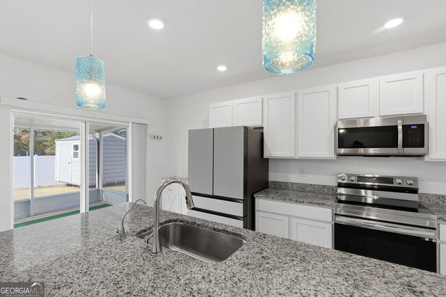 Building Photo - 131 College St