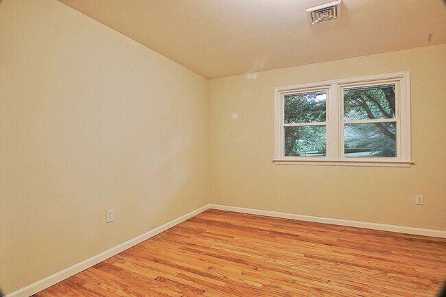 Building Photo - 1490 Chestnut Hill Rd