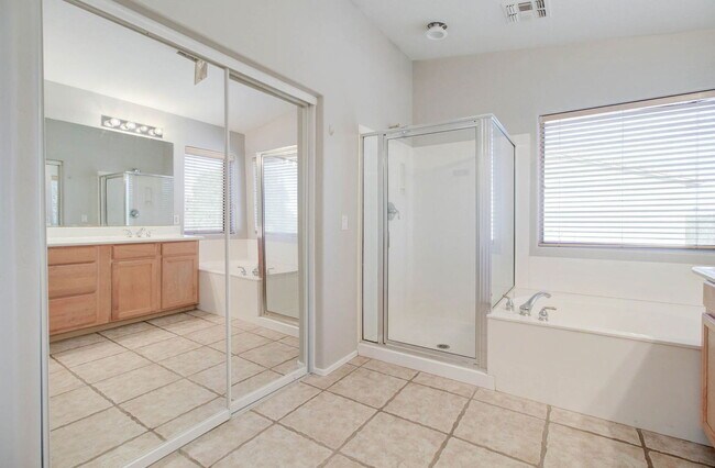 Building Photo - 2026 E County Down Dr