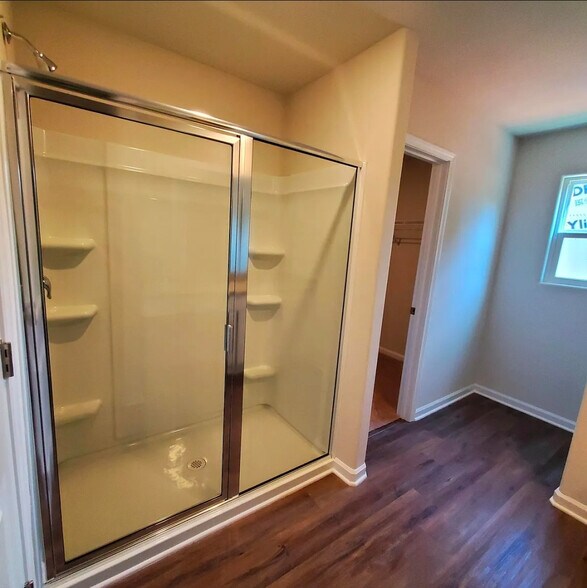 Building Photo - Room in House on Creedmore Hills Dr